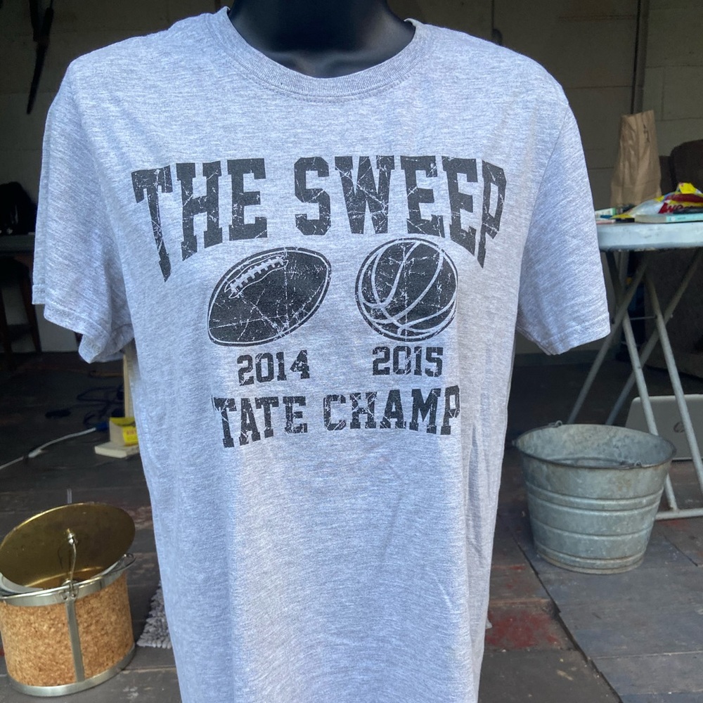 Canadian Wildcats gray tee.